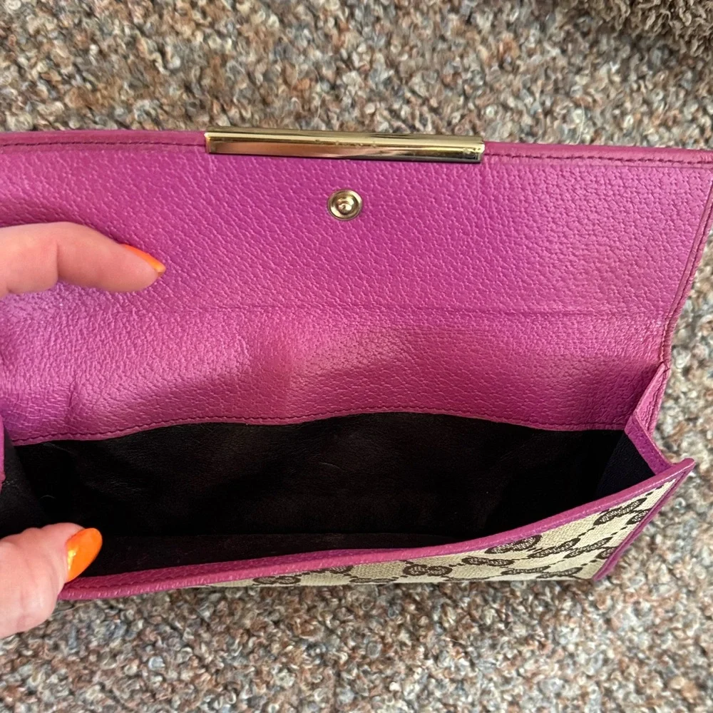 Gucci Tan and Pink Monogram Clutch - Picture 2 of 6